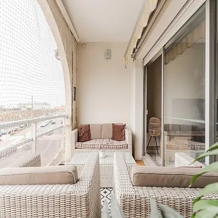 아파트 Modern With Terrace 트로우빌쉬메르